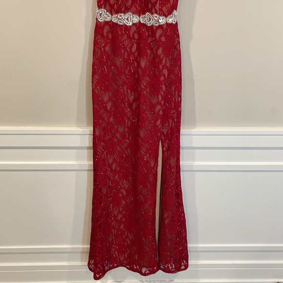 Red lace & glitter gown (5) - Picture 5 of 16
